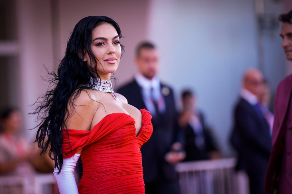 Au, kakva bruka! Ceo svet priča o čizmama koje je Georgina uparila s glamuroznom crvenom haljinom i nikom nije jasno zašto je to uradila