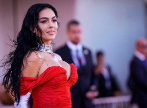 Au, kakva bruka! Ceo svet priča o čizmama koje je Georgina uparila s glamuroznom crvenom haljinom i nikom nije jasno zašto je to uradila