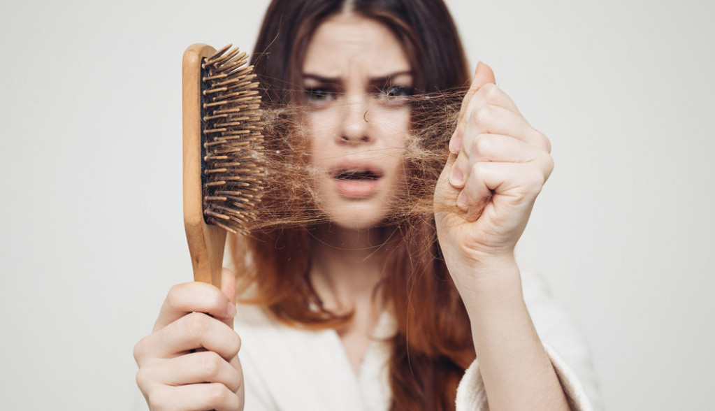 Naglo gubite kosu? Ekspert navodi 2 moguća razloga i objašnjava kada da se obratite lekaru