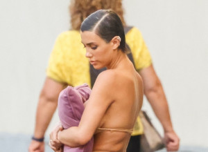 Bizarno ponašanje devojke Kanjea Vesta: Šetala polugola sa jastucima preko grudi, njeni prijatelji su izuzetno zabrinuti