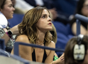 Ema Votson održala modnu lekciju: Čuvena Hermiona u oversize odelu bele boje za čistu desetku