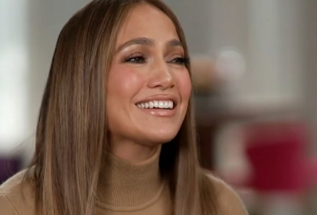 Ultimativni trend za 2024. godinu: Zmijski dezen i rese - Dženifer Lopez zablistala na Nedelji mode