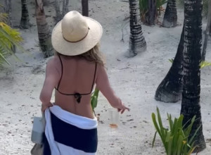 Ni grama viška i isklesani trbušnjaci! Poznata glumica uskoro puni 55, objavila fotku u bikiniju koji ni mlađe devojke ne bi smele da obuku