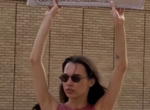 Karolina je izašla u grad sa transparentom "Tražim muža": Evo da li je uspela da pronađe mladoženju