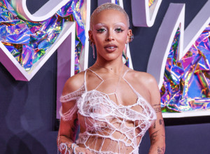 "Njoj očajnički treba pomoć": Kontroverzna Dodža Ket se pojavila u haljiini koja podseća na paukovu mrežu, fanovi zabrinuti