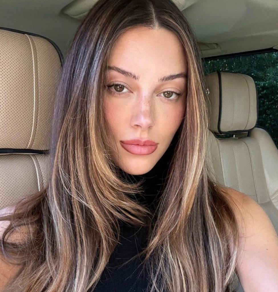 Novi bjuti trend je zaludeo influenserke: Inspirisan estetikom devedesetih, a sve što vam treba je olovka za usne boje cimeta