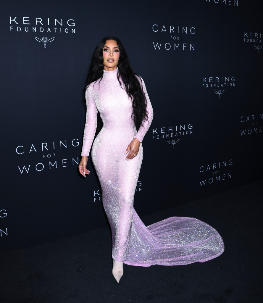 Kim Kardašijan je kraljica crvenog tepiha: Haljinom optočenom kristalima bacila je mnoge slavne u drugi plan