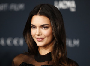 Blago otkopčana košulja i uske pantalone: Kendal Džener vratila u modu trend iz devedesetih