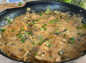 Kuvarica otkrila kako se pravilno dinsta meso: Ako se sprema na ovaj način biće sočno i topiće se u ustima