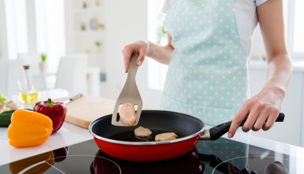 Ne treba rizikovati: Kada se na tiganju ili plehu ovo pojavi, odmah ga bacite u đubre!