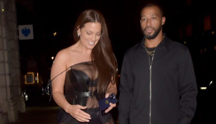 Brutalno je zgodna i ne obazire se na kritike: Ima preko 90 kilograma, a prošetala je polugola i svi su ostali bez daha koliko dobro izgleda!