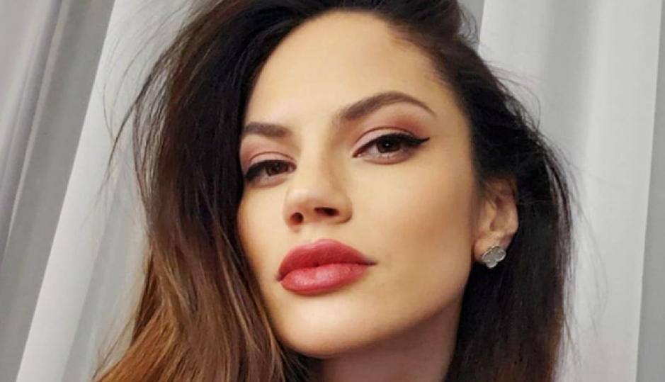 Sako i suknja su dobitna kombinacija: Danijela Dimitrovska demonstrirala damski stil koji odlično pristaje visokim ženama