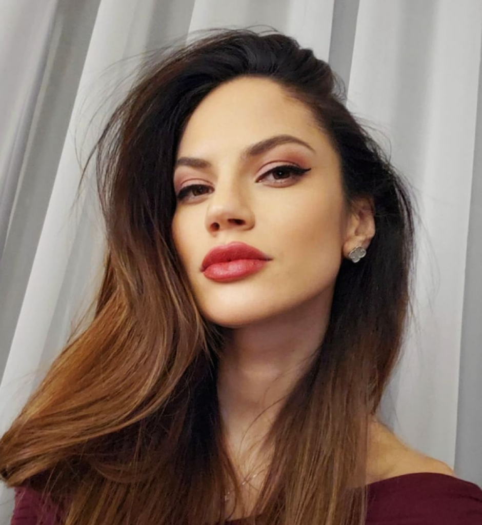 Sako i suknja su dobitna kombinacija: Danijela Dimitrovska demonstrirala damski stil koji odlično pristaje visokim ženama