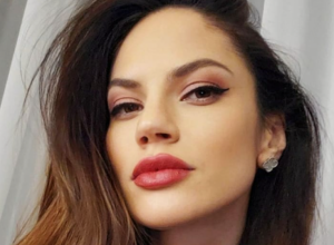 Sako i suknja su dobitna kombinacija: Danijela Dimitrovska demonstrirala damski stil koji odlično pristaje visokim ženama