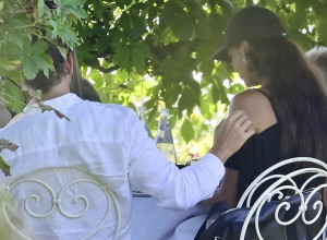 Lepa Irina u ljubavnom trouglu: Na moru se ljubi s fudbalerom i planira svadbu, a dečka ostavila kod kuće!