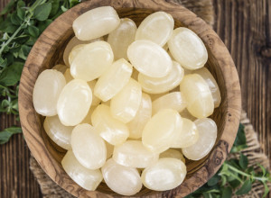 Napravite pastile za grlo po narodnom receptu: Trebaju vam tri jeftina sastojka koja imate u kući i rešićete se dosadnog kašlja