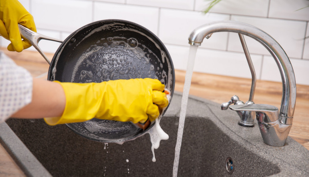 Trik koji je osvojio internet: Evo zašto treba sipati so na sunđer pre pranja sudova