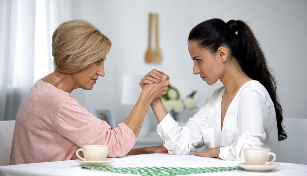 Žele da dođu kod mene, a da ja platim karte za oboje: Žena iz Srbije požalila se na snajku i digla prašinu, od reakcije joj pozlilo