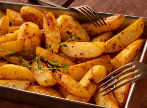 Savet profesionalnih kuvara: Samo ovako će pekarski krompir biti hrskav i neće se lepiti za pleh