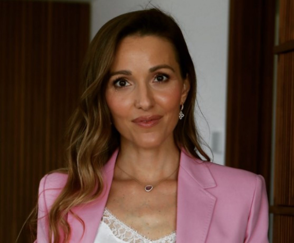 Na mrežama bukti rat: Jelena Đoković u istoj haljini kao popularna pevačica, kojoj bolje stoji?