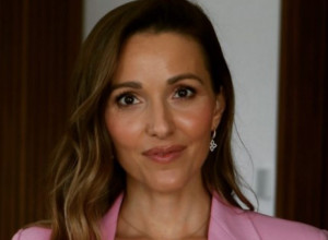 Na mrežama bukti rat: Jelena Đoković u istoj haljini kao popularna pevačica, kojoj bolje stoji?