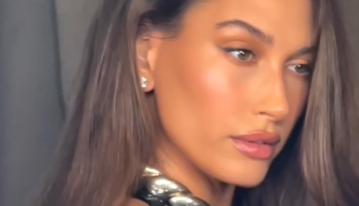 "No pants" trendu nije odolela ni ona: Hejli Biber u dugim crnim hulahopkama zapalila Pariz