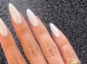 Pored crvene, ova boja noktiju dominiraće ove jeseni: Kokos beli manikir kao koji se savršeno uklapa uz svaku modnu kombinaciju