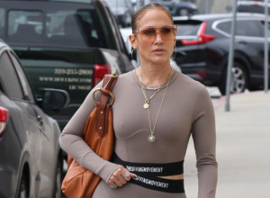 Sportski komplet i zlatan nakit: Ovakav autfit može da iznese samo Džej Lo, grmi kako izgleda