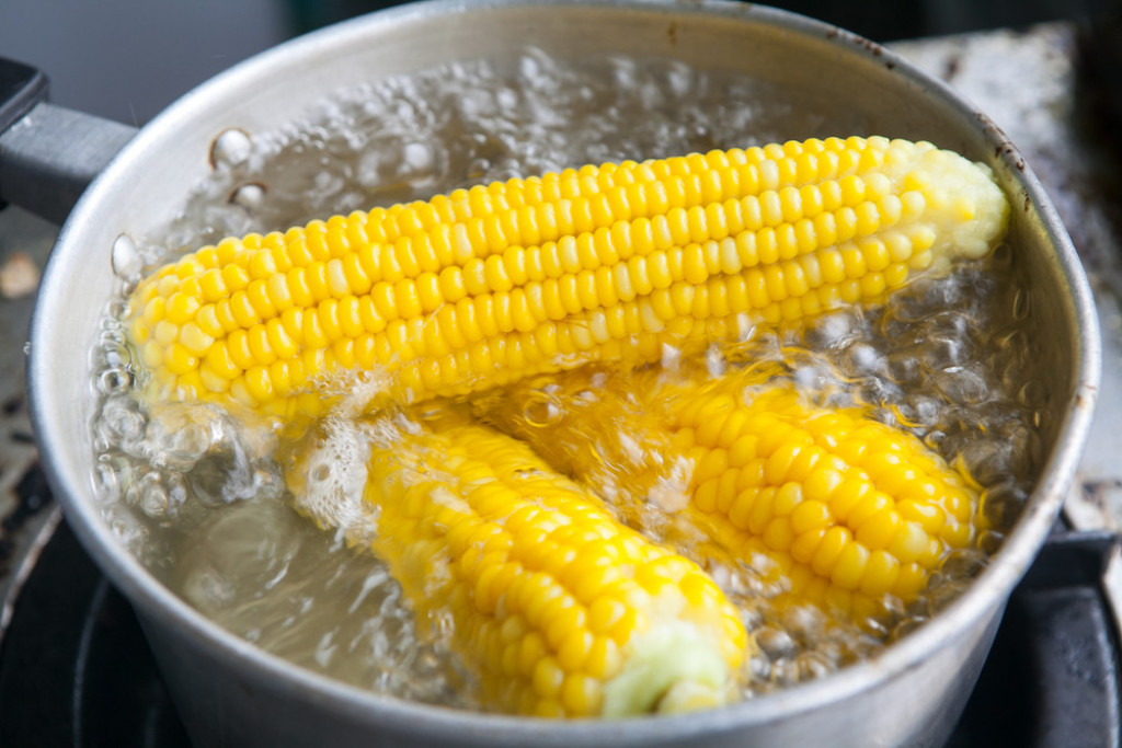 Dok kuvate kukuruz, obavezno dodajte jedan tajni sastojak: Biće mek, sočan i sladak kao u snu – za samo 20 minuta