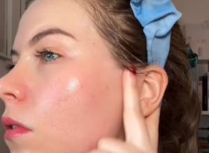 Žene se kunu da je delotvorna: Masaža lica koja čini kožu deset godina mlađom, ali pod jednim uslovom