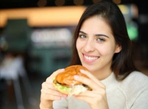 Nutricionista savetuje: Izbegavajte ovih 9 namirnica nakon 18 sati, paklene su za organizam