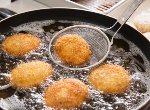 Profesionalni kuvar otkrio: Koliko puta možete da koristite isto ulje za prženje i koju vrstu? Odgovor će vas sigurno iznenaditi!