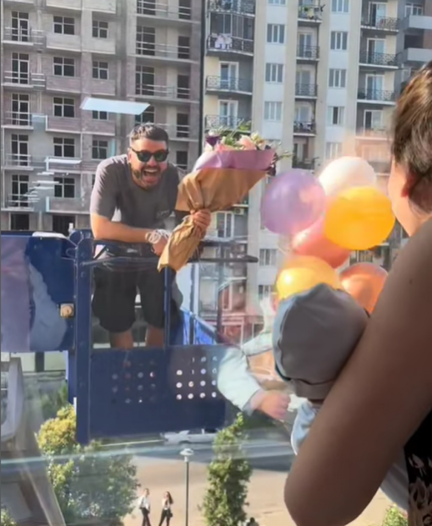 Ako ne može na vrata, može na prozor: Jedan tata osmislio je genijalan način da vidi svoju ženu i bebu u porodilištu