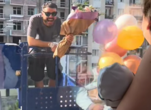 Ako ne može na vrata, može na prozor: Jedan tata osmislio je genijalan način da vidi svoju ženu i bebu u porodilištu