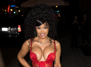 Kardi Bi proslavila 31. rođendan: Obukla crvenu čipkastu haljinu koja malo ostavlja mašti