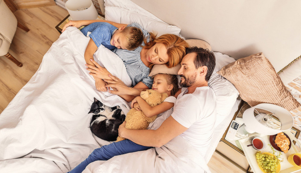 Bravo za mame i tate! istraživanje otkrilo veliki napredak u roditeljstvu u odnosu na pre 40 godina, deca se raduju