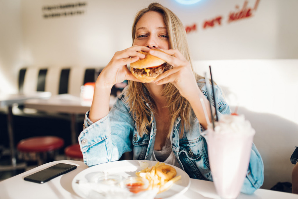 Da čovek ne poveruje: Evo šta će samo jedan hamburger nedeljno učiniti vašem mozgu!