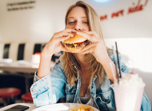 Da čovek ne poveruje: Evo šta će samo jedan hamburger nedeljno učiniti vašem mozgu!
