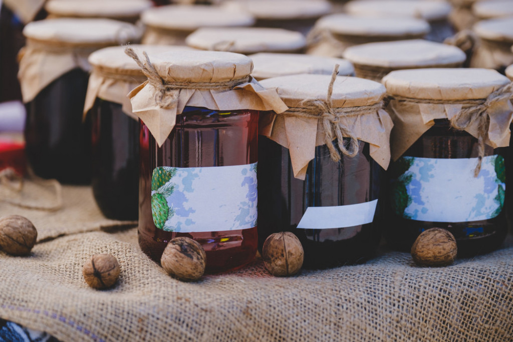Domaćice su isprobale i kažu da radi: Evo kako da skinete nalepnice sa plastike i tegli, pitaćete se kako se toga ranije niste setili!