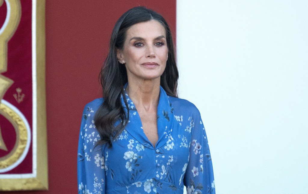 Kraljica Leticija neguje savršen stil: Plava midi haljina sa cvetnim detaljima za čistu desetku