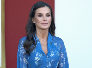 Kraljica Leticija neguje savršen stil: Plava midi haljina sa cvetnim detaljima za čistu desetku