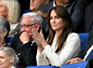 Kejt Midlton u crno - beloj kombinaciji: Sako koji će Srpkinje obožavati i elegantne pantalone oduševile ljubitelje mode