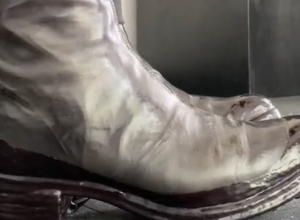 "Jesu li za hodanje?": Tiktokerka pokazala bizarne čizme koje je čekala godinu dana, a od cene će vam se zavrteti u glavi