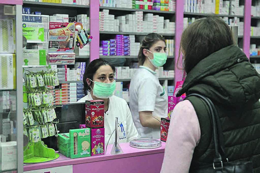 U Srbiji redovi ispred apoteka: Svi se žale na iste simptome, a farmaceut dr Cvijetinović objašnjava o čemu se radi