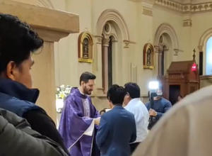 Žene kažu da je on najlepši sveštenik na svetu: Samo zbog njega dolaze u crkvu, evo kako ih on dočekuje