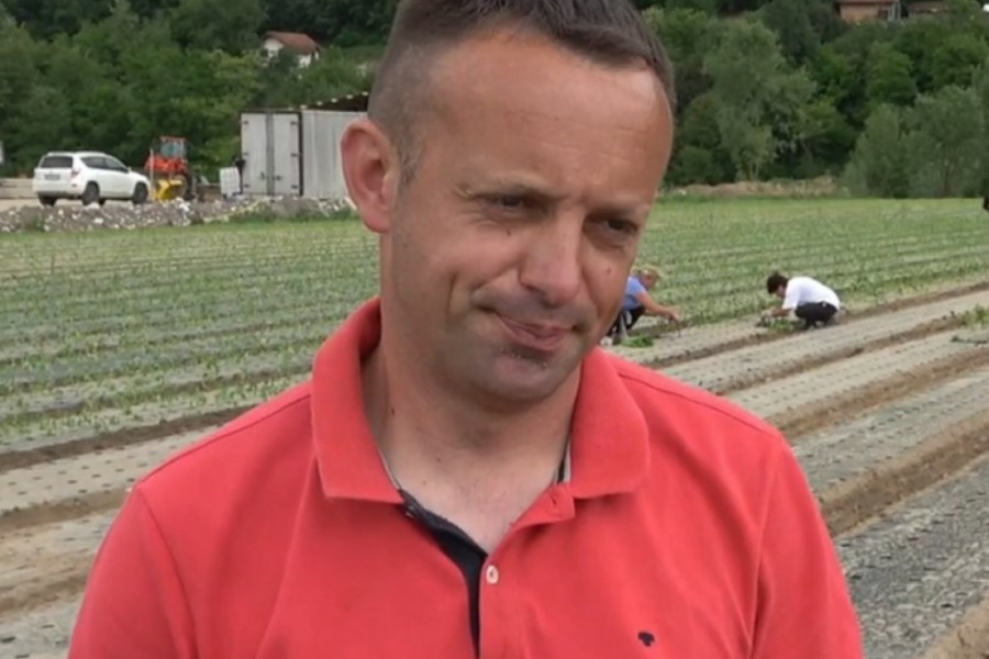 Njegoš je lep, mlad sposoban čovek, ali ima jednu muku: "Kad izbacim sliku sa njive, nijedna neće da lajkuje, a na onu sa rols rojsom javi se njih 300”