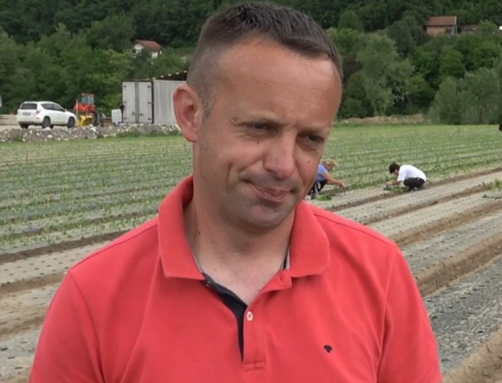 Njegoš je lep, mlad sposoban čovek, ali ima jednu muku: "Kad izbacim sliku sa njive, nijedna neće da lajkuje, a na onu sa rols rojsom javi se njih 300”