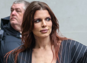 Džulija Foks ponovo u smelom izdanju: Kanjeova bivša dubokim dekolteom pomutila pamet svim prisutnima