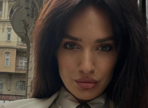 Znate je kao devojku koja je prošetala sa natpisom "Tražim muža": Evo ko je lepa Milena koja je oduševila Beograđane