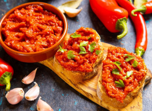 O "kavijaru sa Balkana" pišu svetski mediji: Znate li kako se ajvar ranije spremao, kako je dobio ime?